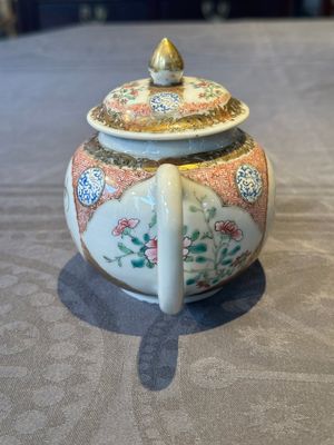 A Chinese monogrammed famille rose teapot with floral design, Yongzheng/Qianlong — 照片 4