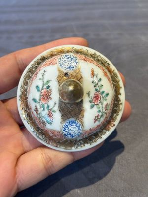 A Chinese monogrammed famille rose teapot with floral design, Yongzheng/Qianlong — 照片 5