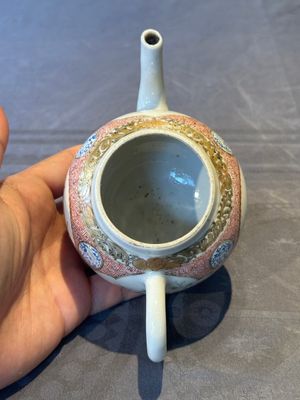 A Chinese monogrammed famille rose teapot with floral design, Yongzheng/Qianlong — 照片 7