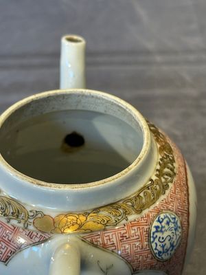 A Chinese monogrammed famille rose teapot with floral design, Yongzheng/Qianlong — 照片 8