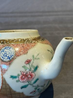 A Chinese monogrammed famille rose teapot with floral design, Yongzheng/Qianlong — 照片 9