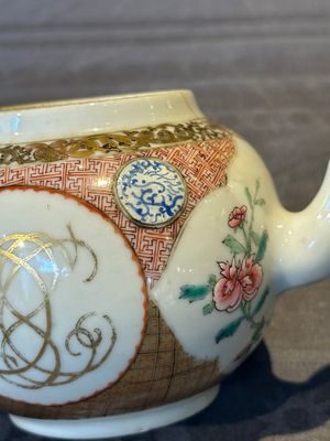 A Chinese monogrammed famille rose teapot with floral design, Yongzheng/Qianlong — 照片 10