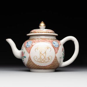 A Chinese monogrammed famille rose teapot with floral design, Yongzheng/Qianlong — 照片 1