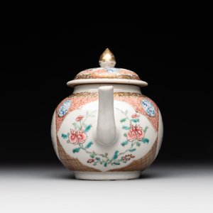 A Chinese monogrammed famille rose teapot with floral design, Yongzheng/Qianlong — 照片 2