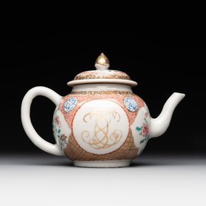 A Chinese monogrammed famille rose teapot with floral design, Yongzheng/Qianlong — 照片 3