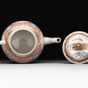 A Chinese monogrammed famille rose teapot with floral design, Yongzheng/Qianlong — 照片 5