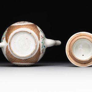 A Chinese monogrammed famille rose teapot with floral design, Yongzheng/Qianlong — 照片 6