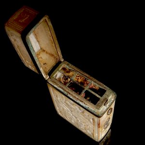 A Chinese mother of pearl cigarette box with relief design, 19th C. — photo 6