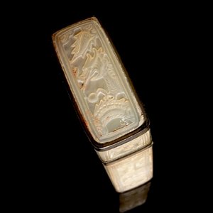 A Chinese mother of pearl cigarette box with relief design, 19th C. — photo 7