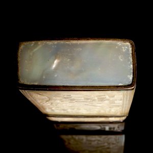 A Chinese mother of pearl cigarette box with relief design, 19th C. — photo 8