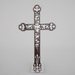 A Chinese mother of pearl inlaid Apostle Cross, 17/18th C., Macau (?) — photo 1
