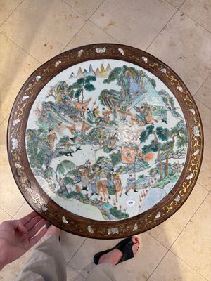 A Chinese mother-of-pearl-inlaid hongmu table with a circular Canton famille verte 'warriors on horseback' plaque, 19th C. — photo 1
