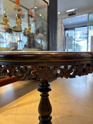 A Chinese mother-of-pearl-inlaid hongmu table with a circular Canton famille verte 'warriors on horseback' plaque, 19th C. — photo 14