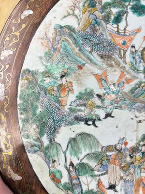 A Chinese mother-of-pearl-inlaid hongmu table with a circular Canton famille verte 'warriors on horseback' plaque, 19th C. — photo 2