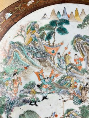 A Chinese mother-of-pearl-inlaid hongmu table with a circular Canton famille verte 'warriors on horseback' plaque, 19th C. — photo 3