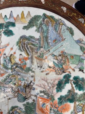 A Chinese mother-of-pearl-inlaid hongmu table with a circular Canton famille verte 'warriors on horseback' plaque, 19th C. — photo 5