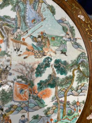 A Chinese mother-of-pearl-inlaid hongmu table with a circular Canton famille verte 'warriors on horseback' plaque, 19th C. — photo 6