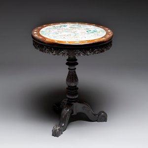 A Chinese mother-of-pearl-inlaid hongmu table with a circular Canton famille verte 'warriors on horseback' plaque, 19th C. — photo 2