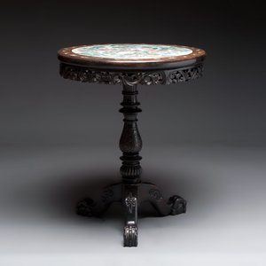 A Chinese mother-of-pearl-inlaid hongmu table with a circular Canton famille verte 'warriors on horseback' plaque, 19th C. — photo 3