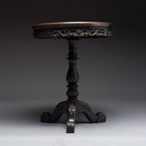 A Chinese mother-of-pearl-inlaid hongmu table with a circular Canton famille verte 'warriors on horseback' plaque, 19th C. — photo 4