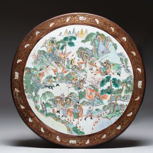 A Chinese mother-of-pearl-inlaid hongmu table with a circular Canton famille verte 'warriors on horseback' plaque, 19th C. — photo 5