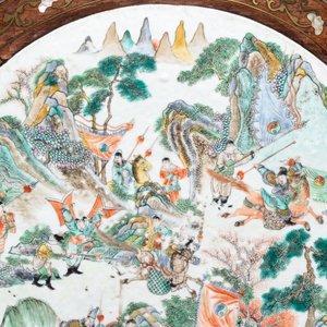 A Chinese mother-of-pearl-inlaid hongmu table with a circular Canton famille verte 'warriors on horseback' plaque, 19th C. — photo 6