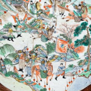 A Chinese mother-of-pearl-inlaid hongmu table with a circular Canton famille verte 'warriors on horseback' plaque, 19th C. — photo 7