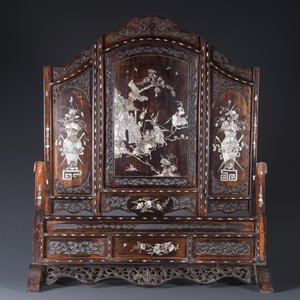 A Chinese mother-of-pearl-inlaid wooden 'Romance of the Three Kingdoms' screen, 19th C. — photo 1