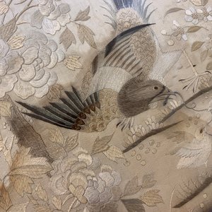 A Chinese mother-of-pearl-inlaid wooden screen with silk embroidery, 19th C. — photo 19