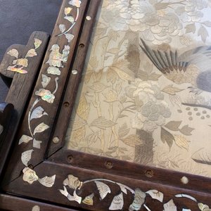 A Chinese mother-of-pearl-inlaid wooden screen with silk embroidery, 19th C. — photo 22