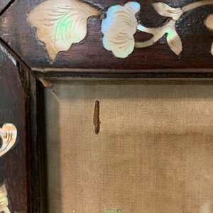A Chinese mother-of-pearl inlaid wooden screen with silk paintings, 19th C. — 照片 15