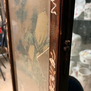 A Chinese mother-of-pearl inlaid wooden screen with silk paintings, 19th C. — 照片 19