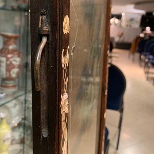 A Chinese mother-of-pearl inlaid wooden screen with silk paintings, 19th C. — 照片 17