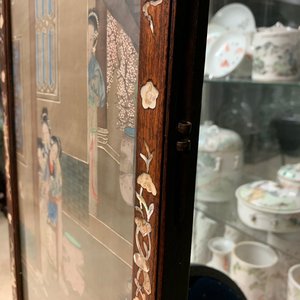 A Chinese mother-of-pearl inlaid wooden screen with silk paintings, 19th C. — 照片 36