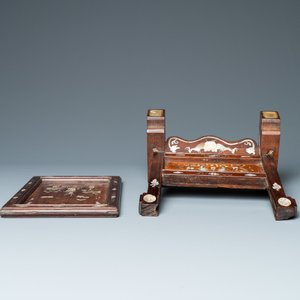 A Chinese mother-of-pearl-inlaid wooden table screen, 19th C. — photo 5