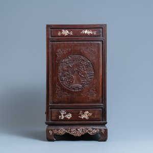 A Chinese mother-of-pearl-inlaid wooden two-door cabinet, 19th C. — photo 5