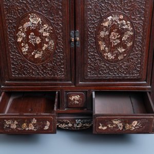 A Chinese mother-of-pearl-inlaid wooden two-door cabinet, 19th C. — photo 10