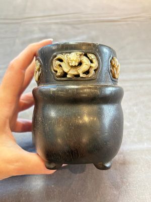A Chinese mother-of-pearl-inlaid zitan bitong with chilong design, 18th C. — photo 2