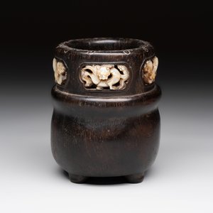A Chinese mother-of-pearl-inlaid zitan bitong with chilong design, 18th C. — photo 2