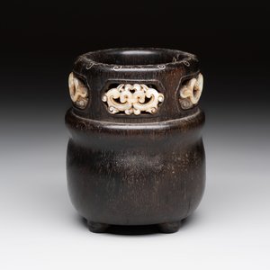 A Chinese mother-of-pearl-inlaid zitan bitong with chilong design, 18th C. — photo 4
