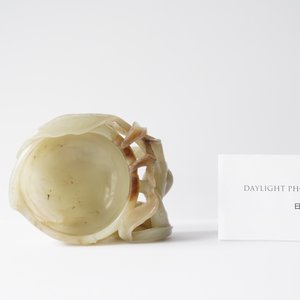 A Chinese mottled celadon and brown jade peach-form brush washer, Qing — 照片 11