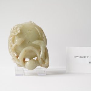 A Chinese mottled celadon and brown jade peach-form brush washer, Qing — 照片 12