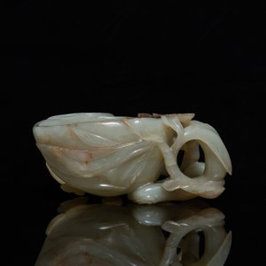 A Chinese mottled celadon and brown jade peach-form brush washer, Qing — 照片 2