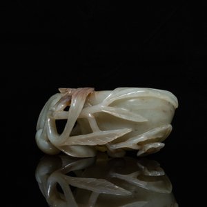 A Chinese mottled celadon and brown jade peach-form brush washer, Qing — 照片 4