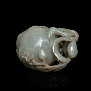 A Chinese mottled celadon and brown jade peach-form brush washer, Qing — 照片 7