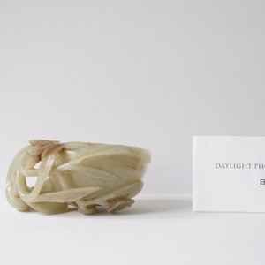 A Chinese mottled celadon and brown jade peach-form brush washer, Qing — 照片 9