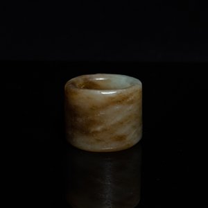 A Chinese mottled celadon jade archer's ring, Ming — photo 2