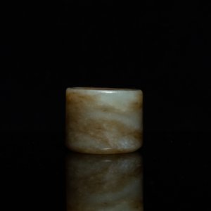 A Chinese mottled celadon jade archer's ring, Ming — photo 4