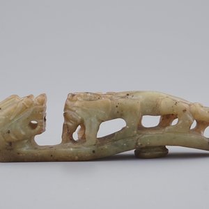 A Chinese mottled jade belt hook, 20th C. — photo 1