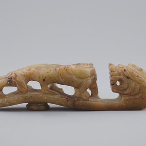 A Chinese mottled jade belt hook, 20th C. — photo 3